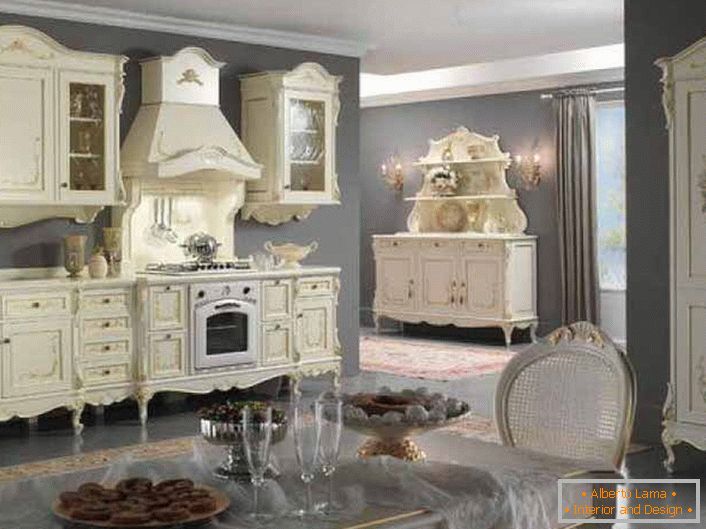 Декорацията на кухнята се извършва в най-добрите традиции от бароков стил.