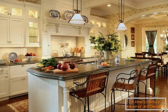 Бяла кухненска всекидневна в стила на страната - класически дизайн