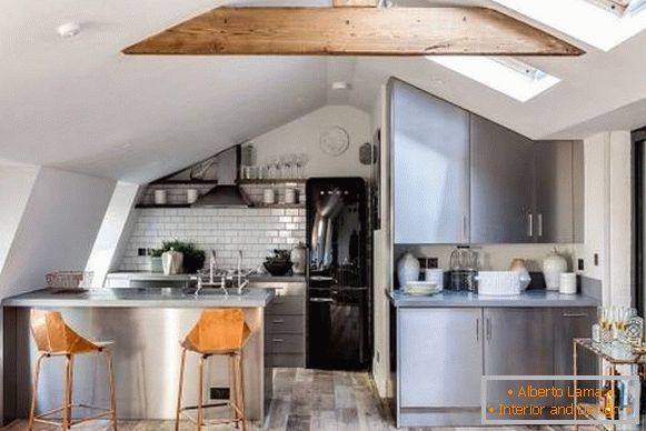 Бяло кухненско таванско помещение с дървени подове и греди