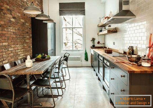 Стилен стил - кухня с тухлена стена и бели плочки