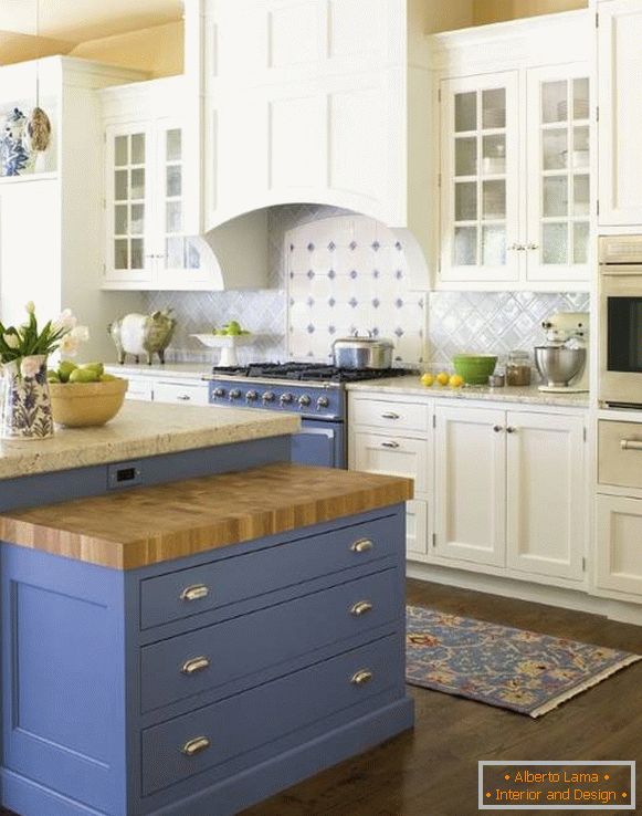 Бяла и синя кухня в стила на Прованс
