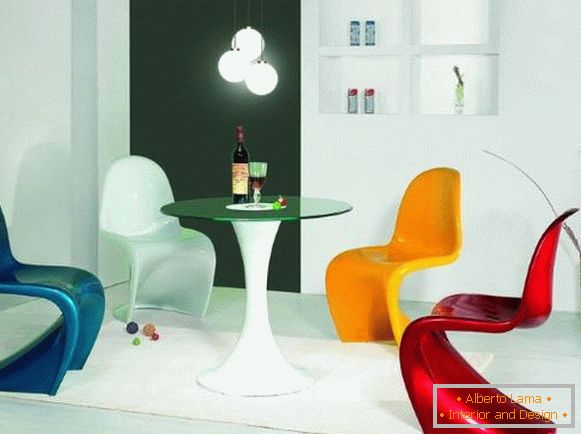 Многоцветни лъскави столове Panton