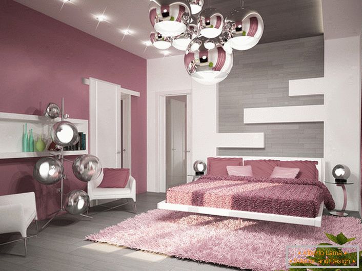 Пример за добре избрано осветление за спалня в стила на високите технологии. Полилеят на тавана, нощните лампи и лампата са направени в същия стил.