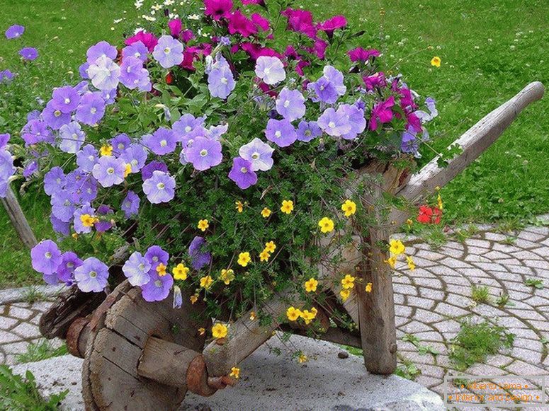 Декоративна количка с цветя