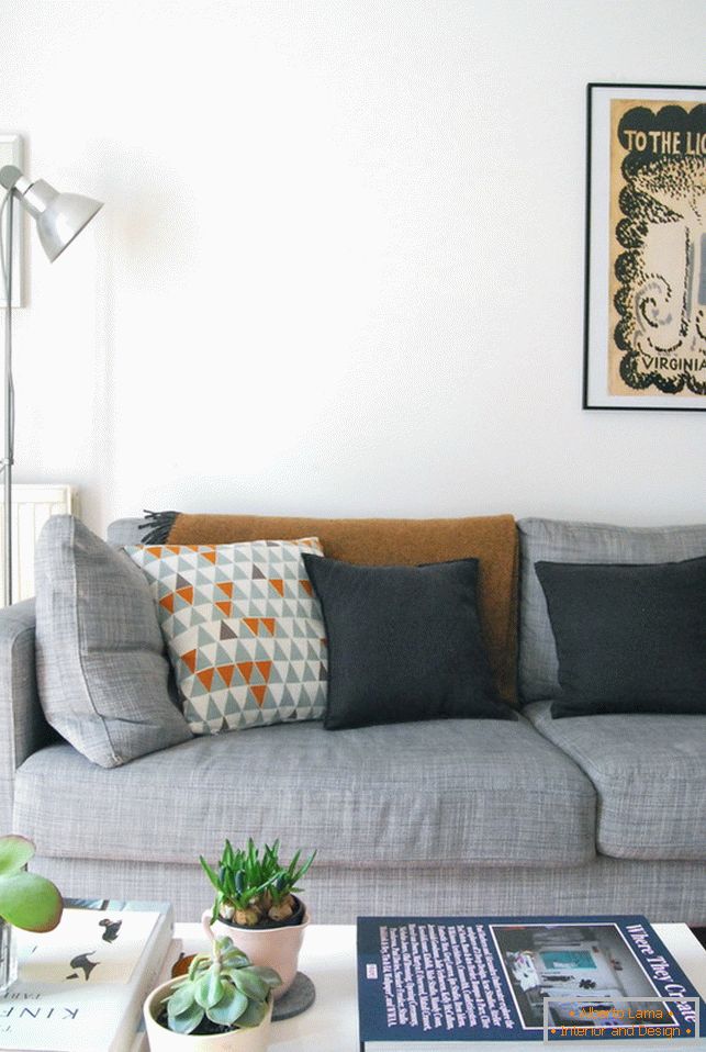Възглавници на дивана в хола