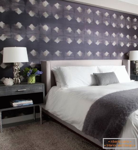 Лилав тапет с шарка в дизайна на спалнята