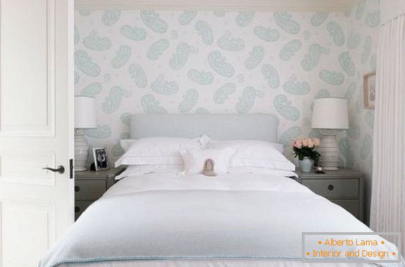 Дизайнерски тапет за спалнята в бели и сини цветове