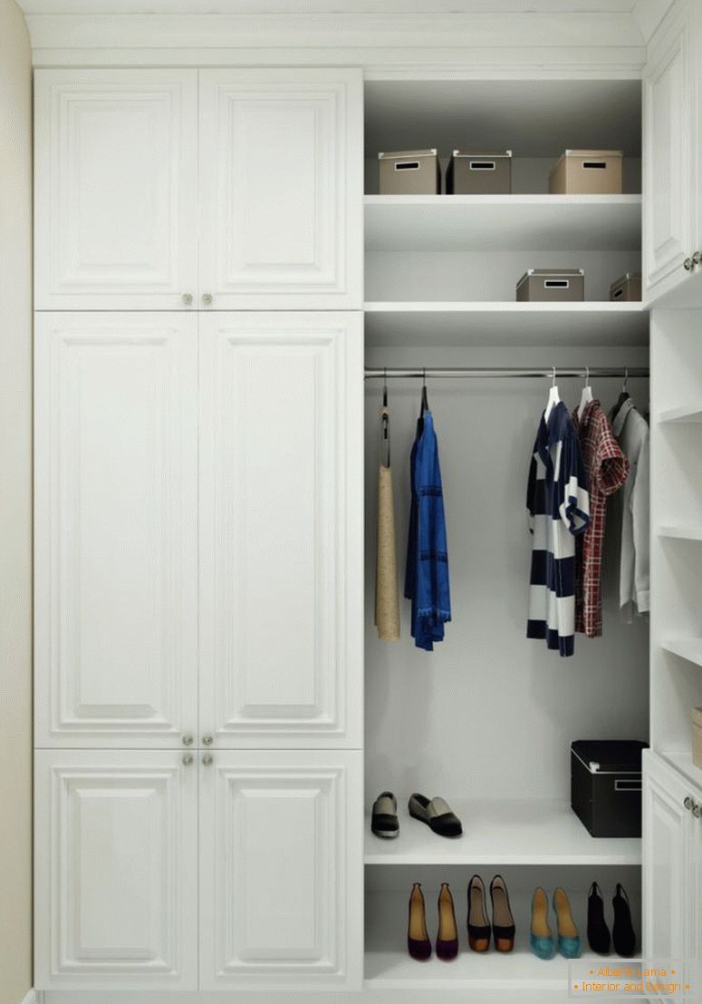 малък гардероб - 3 квадратни метра с бели гардероби
