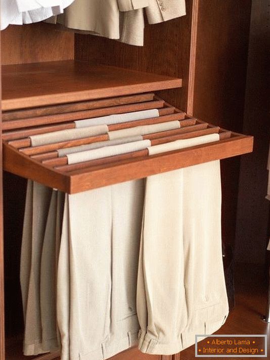Идея за съхраняване на панталони в съблекалнята