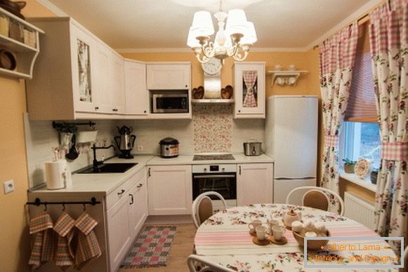 малка кухня в стила на снимка на Прованс интерьер