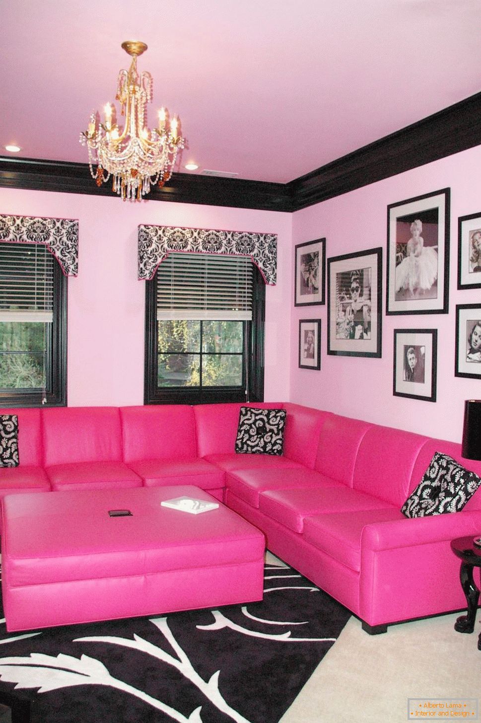 Розов диван с възглавници в ориенталски стил