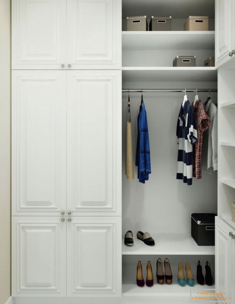 малък гардероб - 3 квадратни метра с бели гардероби