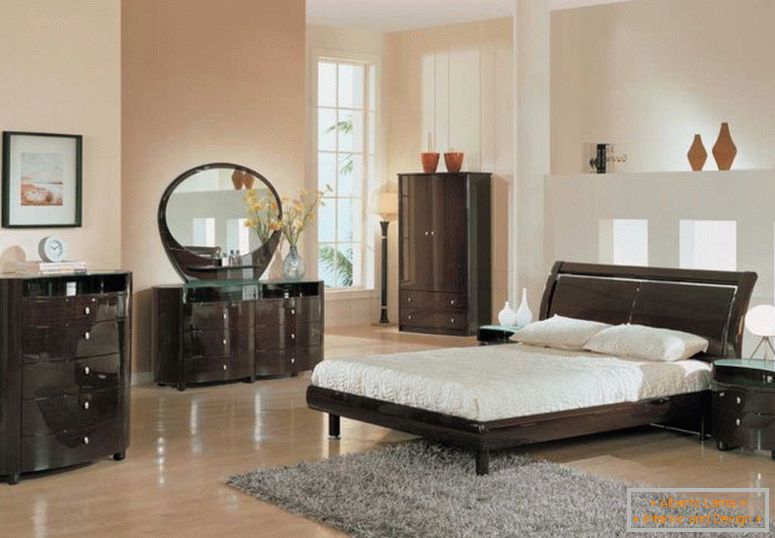 класически-и-прости двустаен-тенденции-с-лъскава-мебели-с-суета-и салон-и-легло-диван-и-рошава коса-килим-и-ламиниран паркет--и-маса лампа