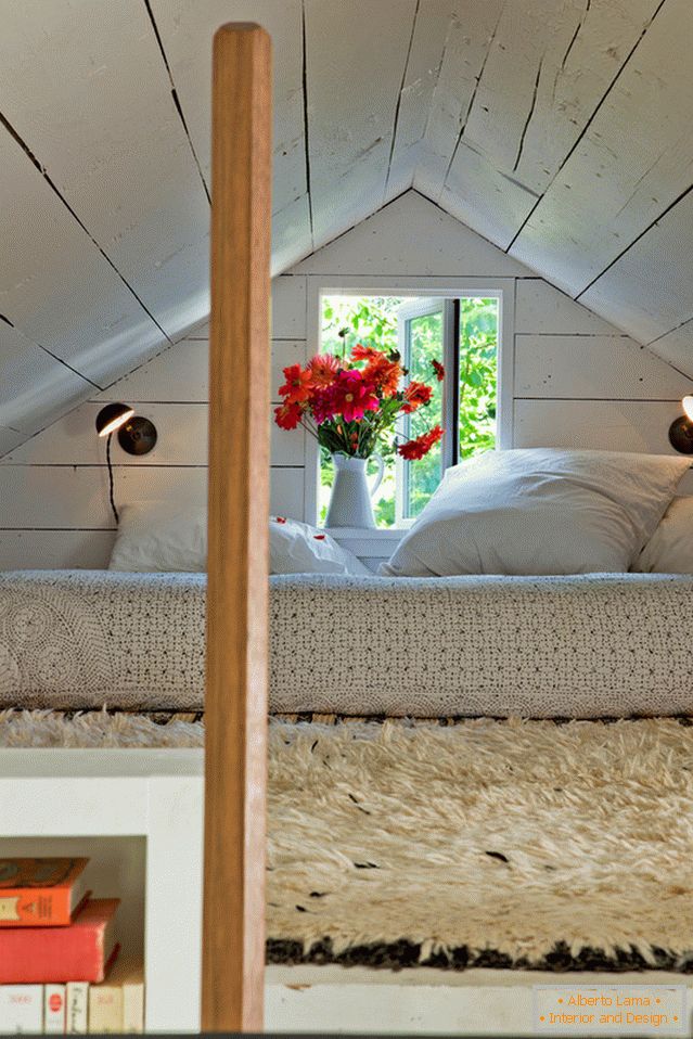 Спалня под тавана в малка уютна къща