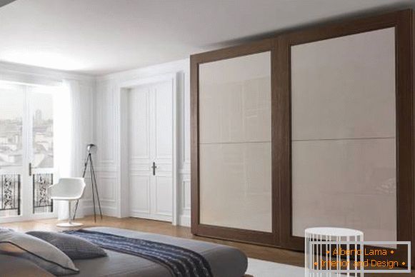 Класически бели врати във вътрешността на апартамента - спалня за снимки