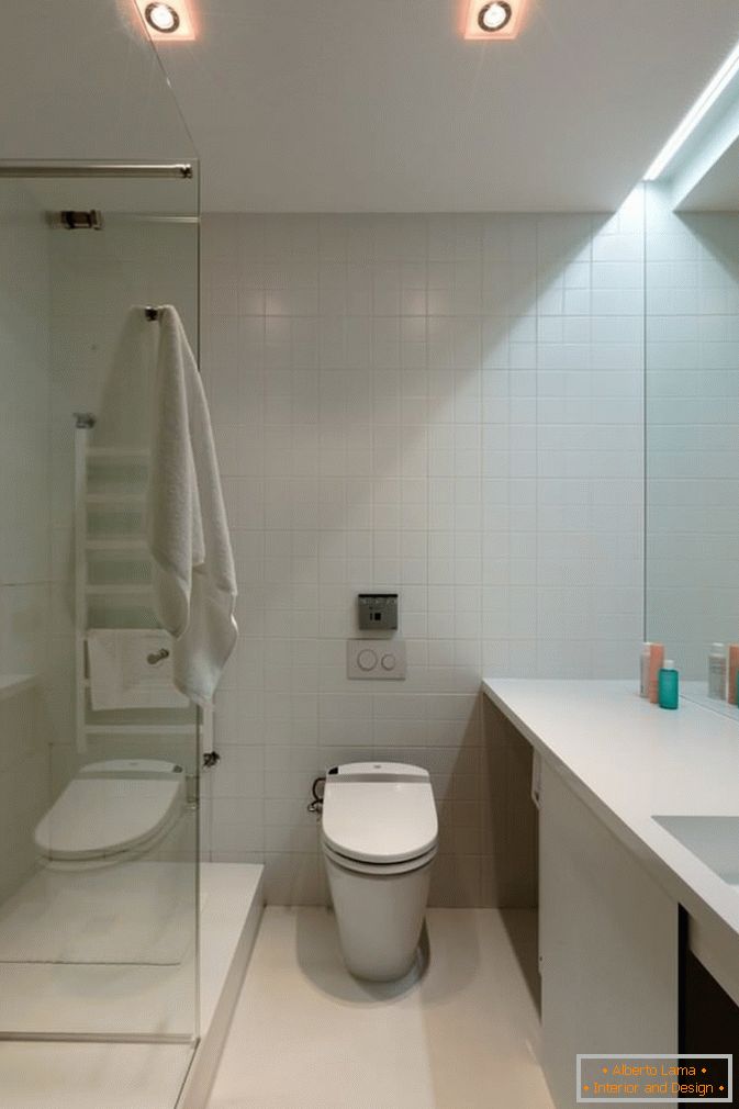 В банята на малък двустаен апартамент в Киев