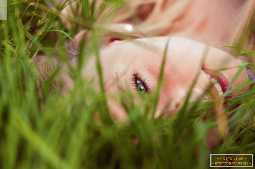 Портрет на момиче в тревата