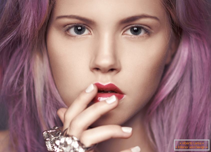 Портрет на момиче с розова коса