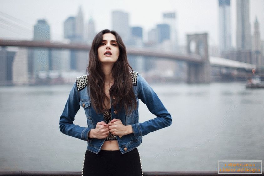 Портрет на момиче на фона на Бруклинския мост