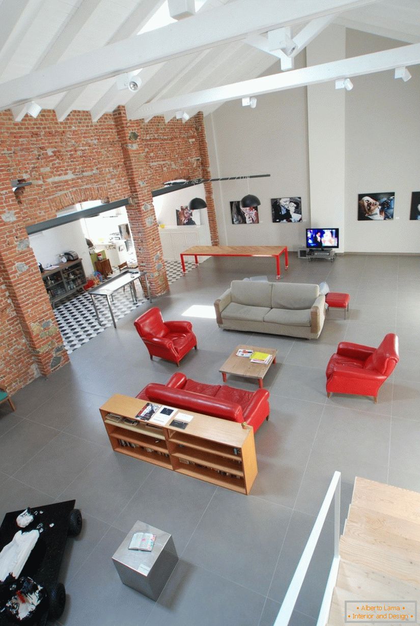 Дневната на нов студио апартамент в Италия
