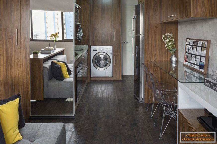 Компактна кухня и вградена перална машина в малък апартамент в Бразилия