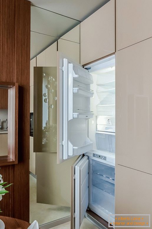 Хладилник в кухнята с ефект на оптична илюзия
