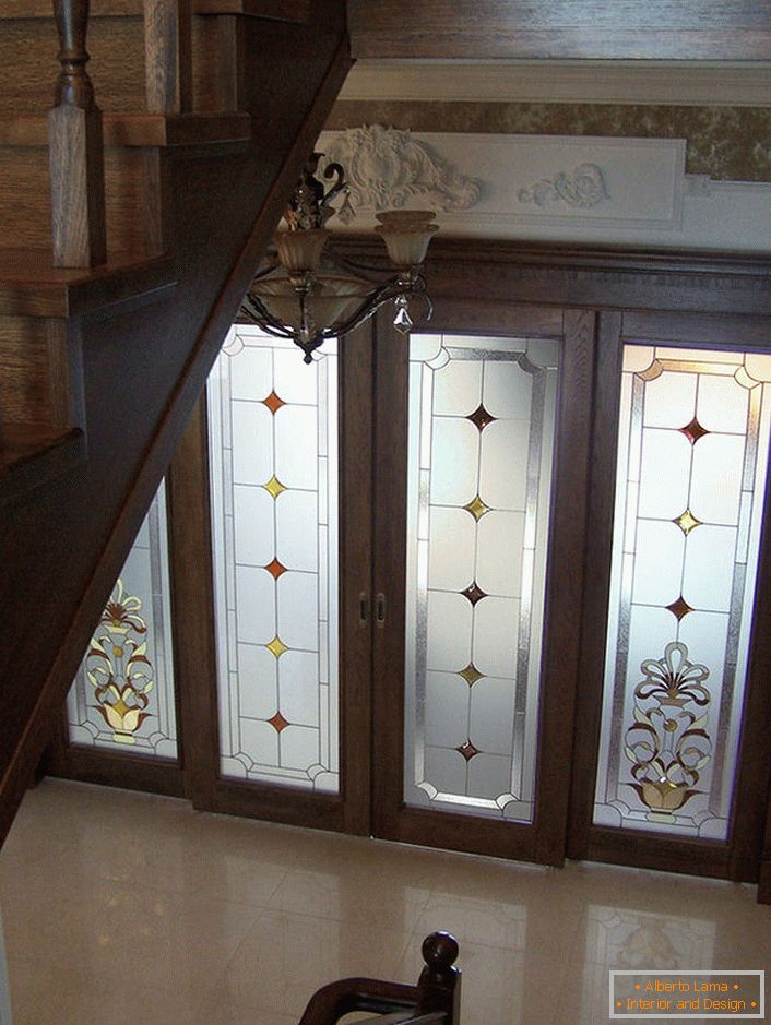 Вратите със стъклени вложки са украсени с матово оцветено стъкло с непълен образец. Не претенциозният, ограничен дизайн на вратите ще се впише в класическия интериор на залата. 
