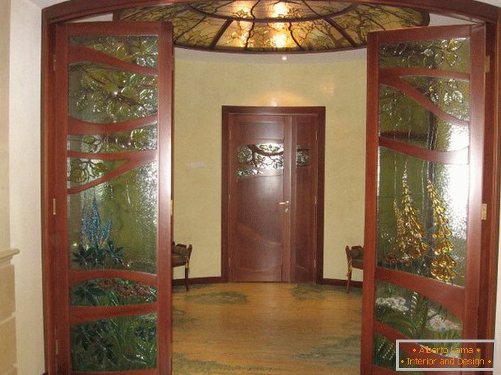 Оцветеният стъклен таван е в хармония с дизайна на вратите със стъклени вложки. 