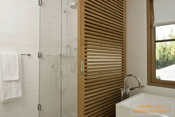 Стъклени и дървени прегради в дизайна на банята