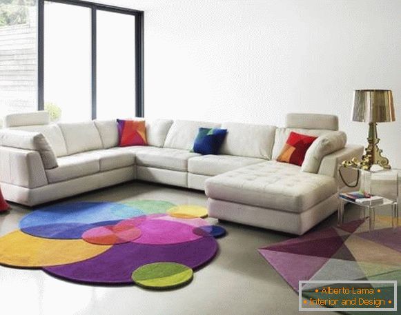 Модерни килими в хола с геометрични шарки