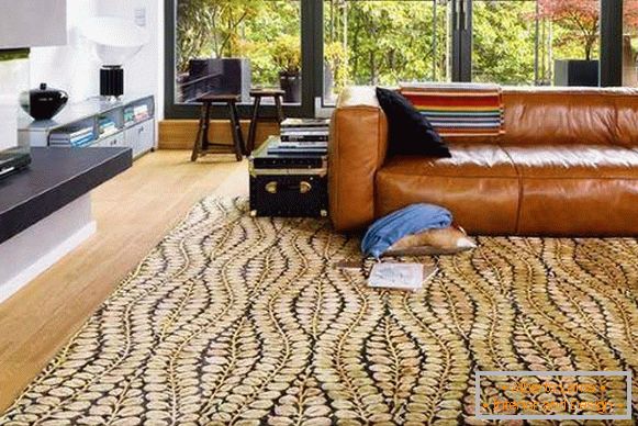 Красиви килими в хола с флорални мотиви