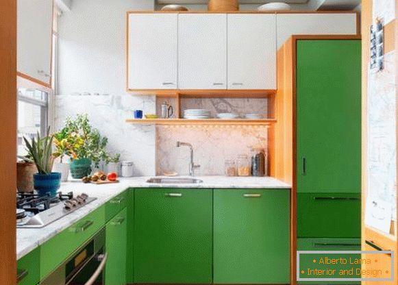 Малка кухня в бели и зелени тонове