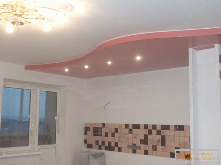 Класически двоен таван в червено-бели цветове за просторна кухня.