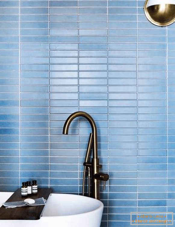 Светло син цвят във вътрешността на банята