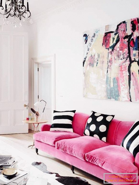 Розов диван във вътрешността на хола Снимка