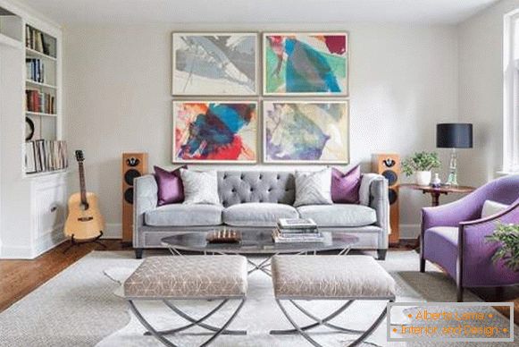 Луксозен диван в сребриста цветна снимка в интериора на хола