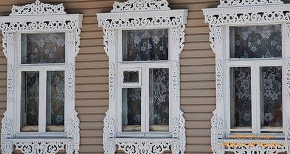 Clysters на прозорците в дървена къща снимка, снимка 13