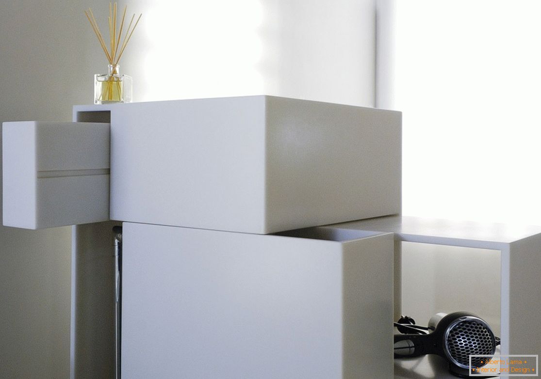 Интересен дизайн на шкаф от бял цвят у дома