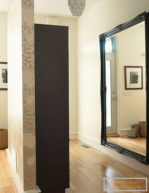 Огледало в стената на коридора в пълен растеж в рамка