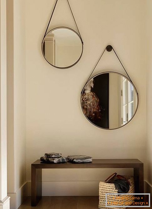 Кръгли огледала в коридора - фотографски дизайн в модерен стил