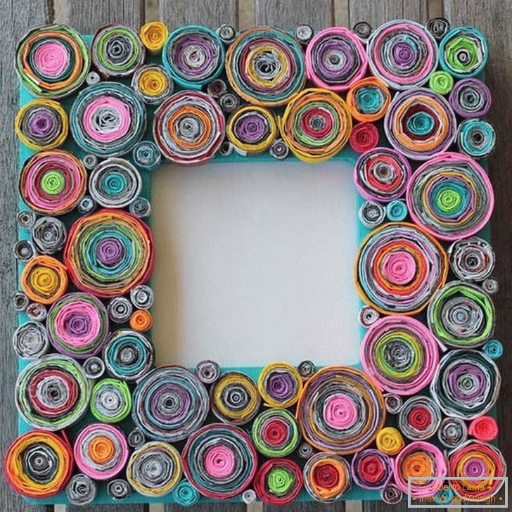 Фото рамка, украсена с усукани хартиени пръстени