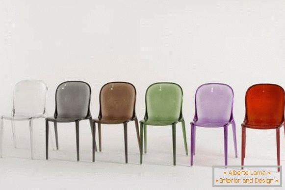 Кресла, изработени от многоцветен акрил