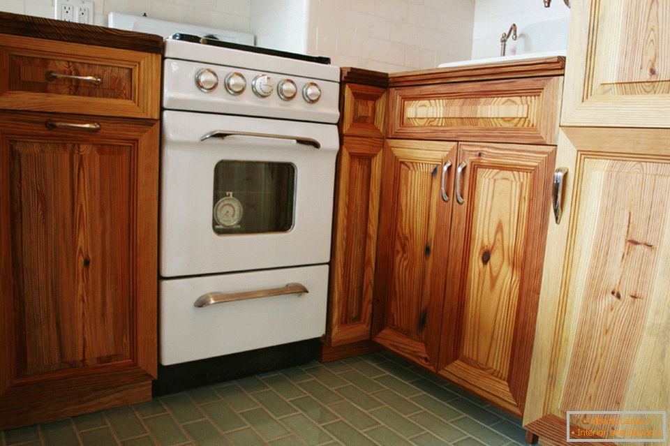 Дървена кухня в ретро стил