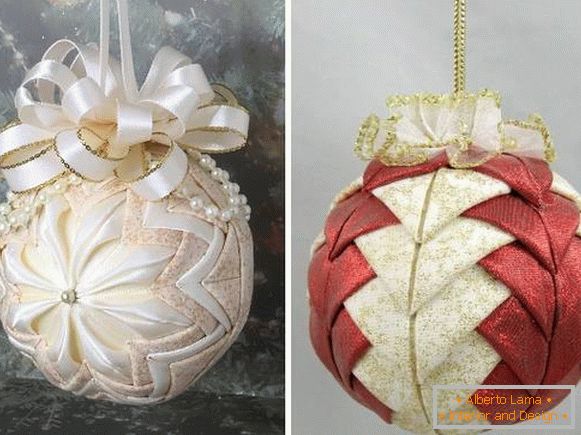 Коледни топки със собствени ръце, изработени от блестящ плат и сатенени панделки