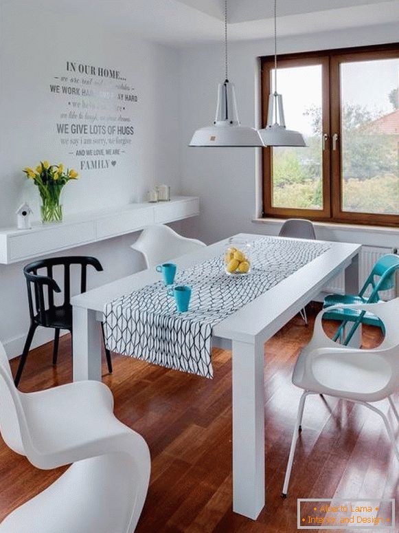 Бяла маса за хранене и многоцветни столове
