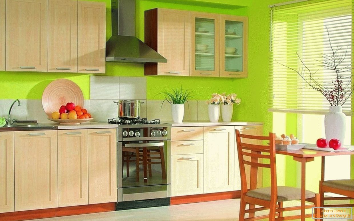 Ясен кухненски дизайн със зелен тапет