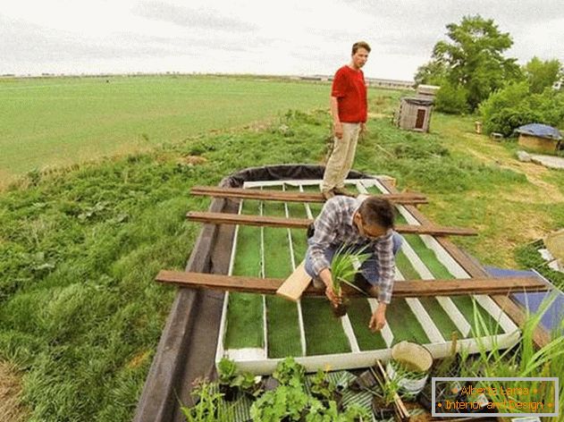Подреждане на малка къща: покрив в процес на изграждане