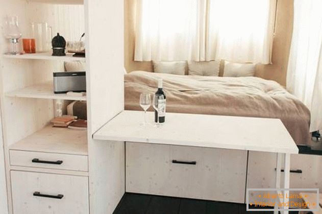 Вътрешно обзавеждане на малка къща: раскладной столик в спальне