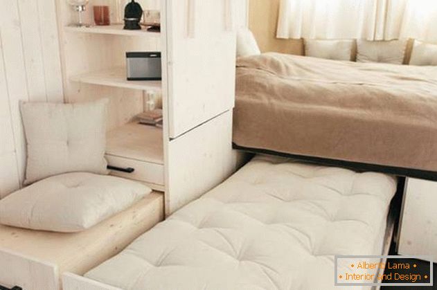 Вътрешно обзавеждане на малка къща: дополнительная кровать в спальне
