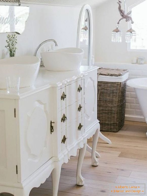 Бели мебели за баня в Прованс